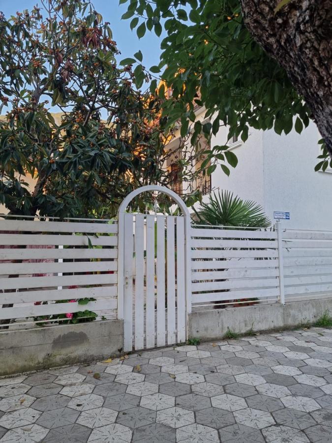 Hôtel White House à Gagra Extérieur photo